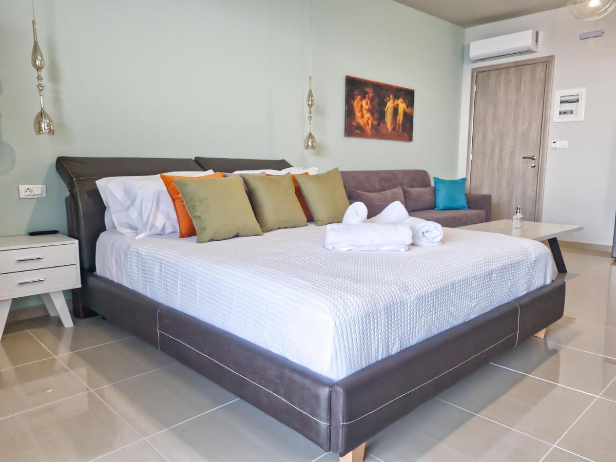 Epipleon Luxury Suites -105- Δωμάτιο 35Τμ Με Βεράντα 35Τμ Μπροστά Στη Θάλασσα Nafpaktos Bagian luar foto